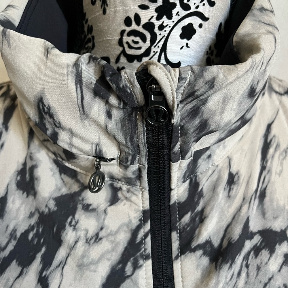 Lululemon windbreaker - Picture 9 of 9